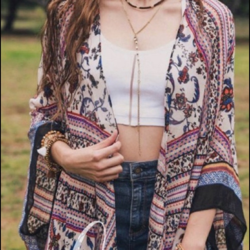 NWT Aluna Levi, fringe trimmed beautiful shawl.